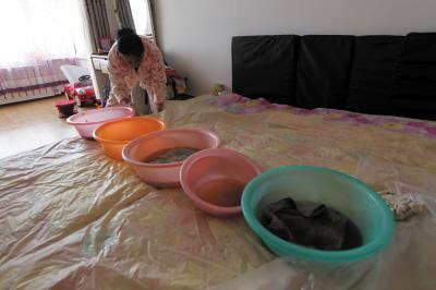 镇康楼上漏水，住户失联，小区没物管，业主维权难！律师来支招……